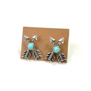 🔴 5 for $10 ONE PAIR Silver Tone Arrow Shaped Stud Earrings